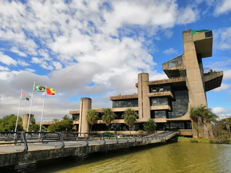 Veja como ficam os serviços públicos municipais no feriado do Dia do Trabalho.