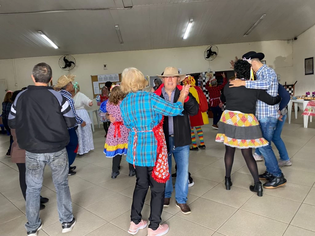 Grupo de caminhada da UBS Barcelona celebra festa junina com aula de forró