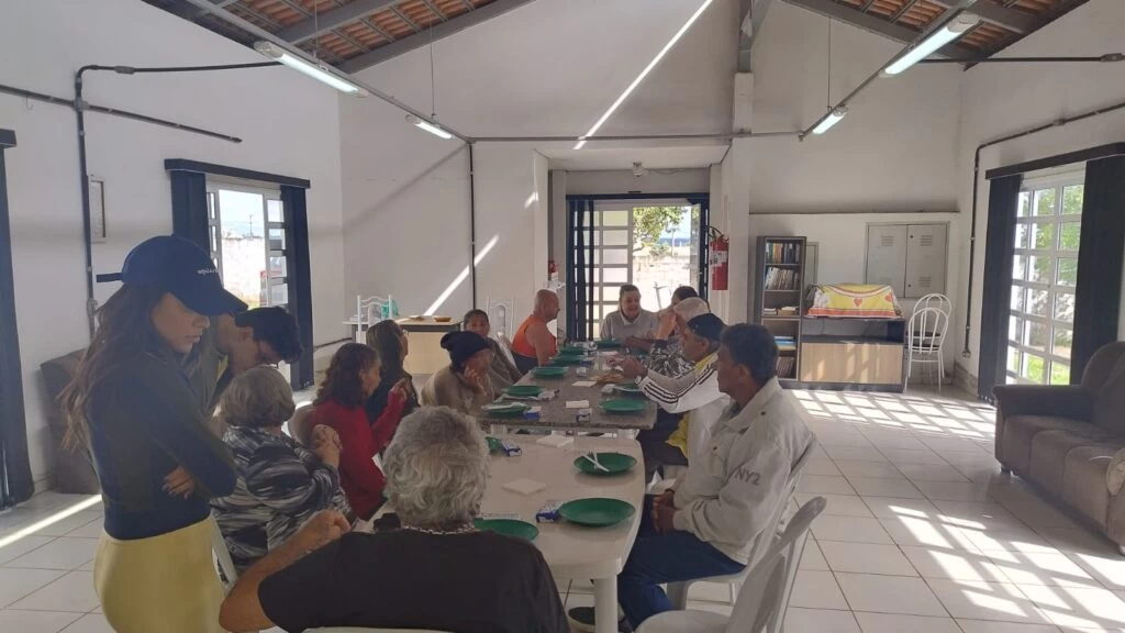 Moradores da Vila Dignidade têm almoço especial preparado por voluntários
