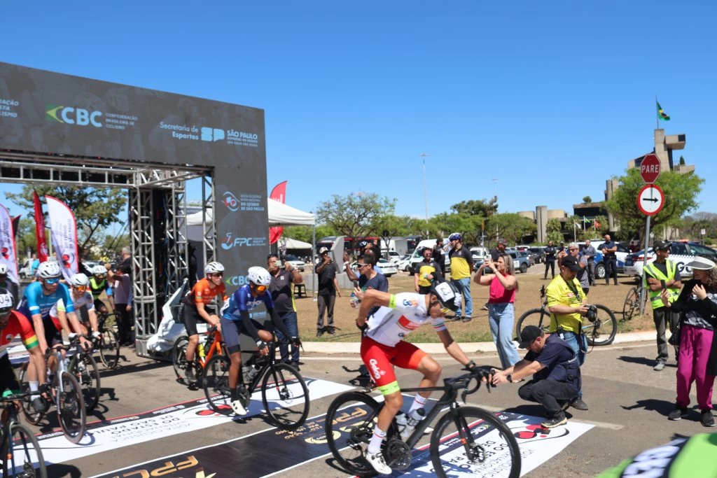 Largada da 2ª etapa da 11ª Volta Ciclística Internacional do Estado de SP é realizada no Paço Municipal de Sorocaba