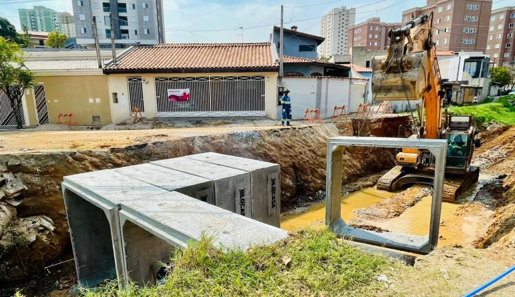 Saae/Sorocaba instala aduelas para substituição da segunda travessia sobre córrego no Jardim Piratininga