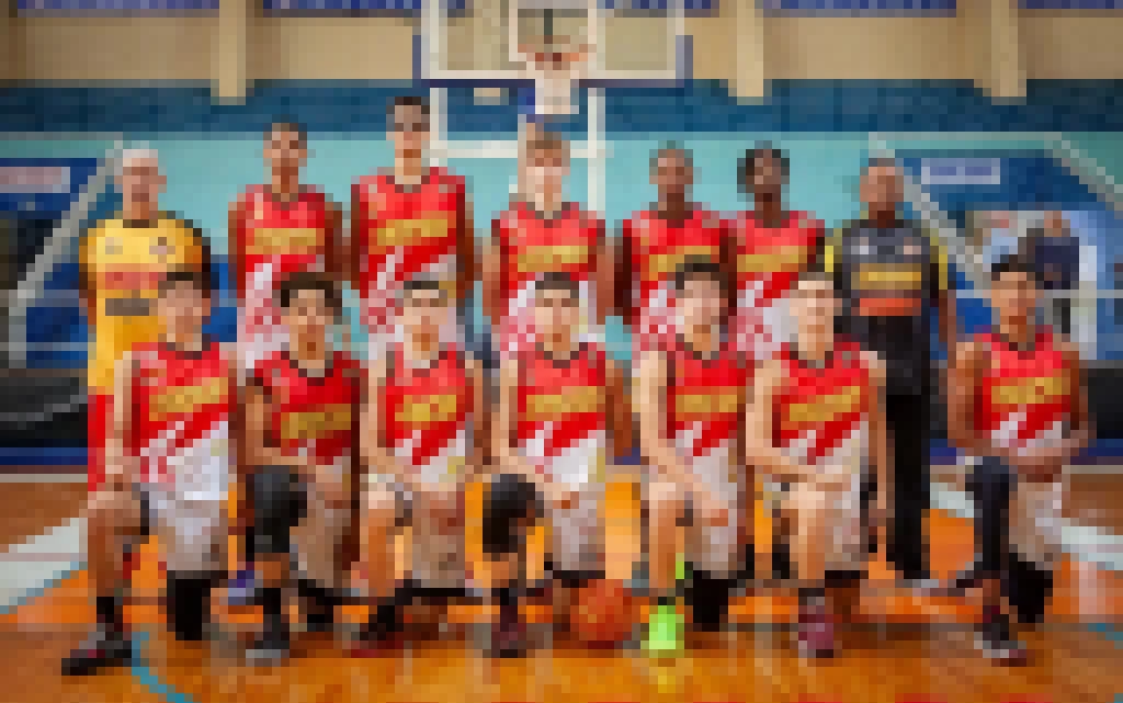 Aulas gratuitas de Basquete são oferecidas a crianças no Centro Esportivo do Jardim Simus