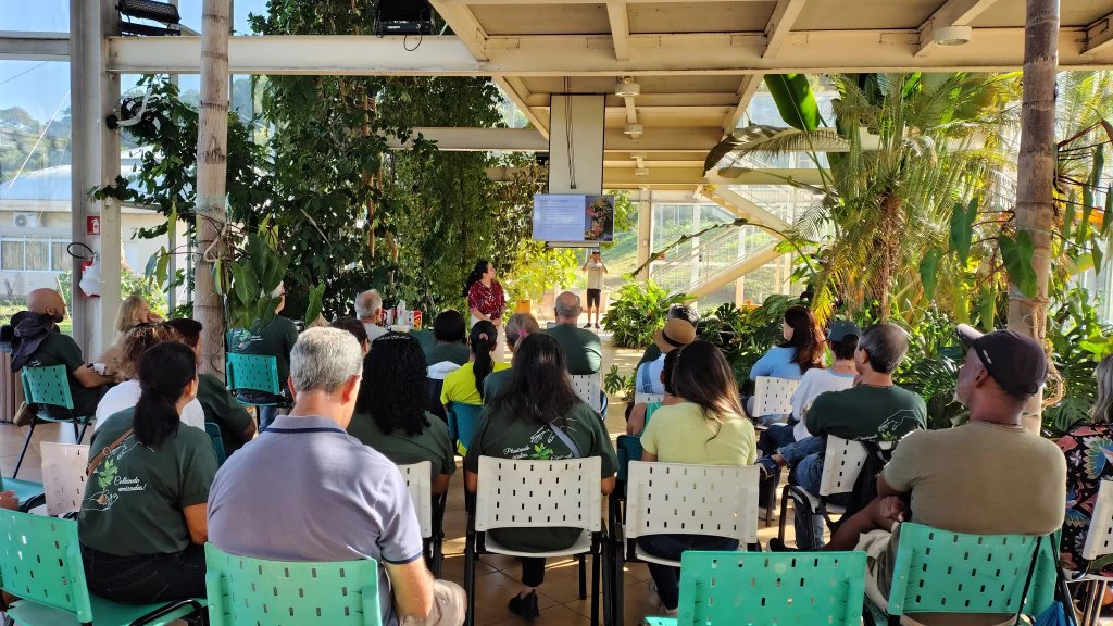 Oficina gratuita no Jardim Botânico de Sorocaba ensinou população a fazer arranjos de flores e folhagens