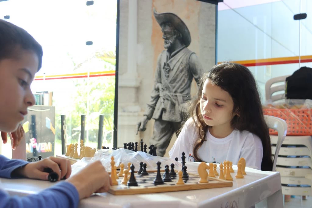 Alunos do projeto Eu Pratico Esporte Educacional Escolar da modalidade xadrez participam de evento de integração na Câmara Municipal, com a iniciativa Crianças na Política
