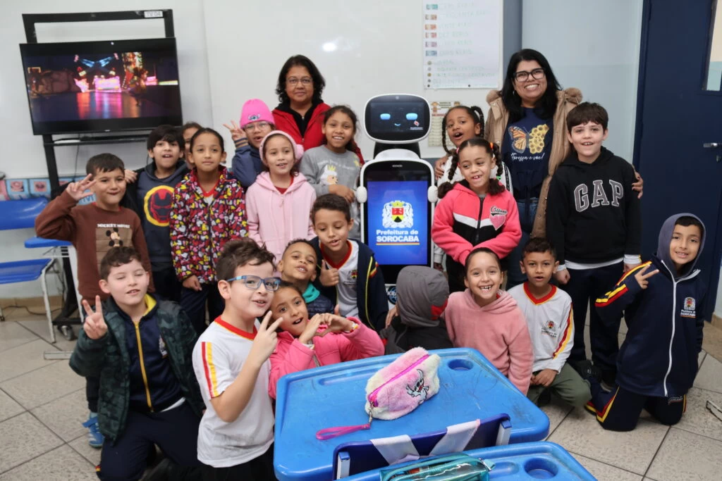 Robô garçom visita alunos da EM “Ary de Oliveira Seabra” nesta quinta-feira (25)