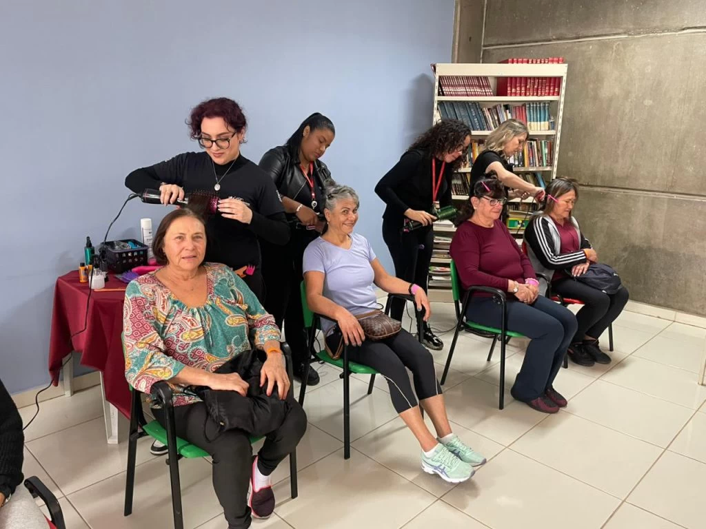 Secretaria da Mulher leva projeto “Dia da Beleza” ao Clube do Idoso