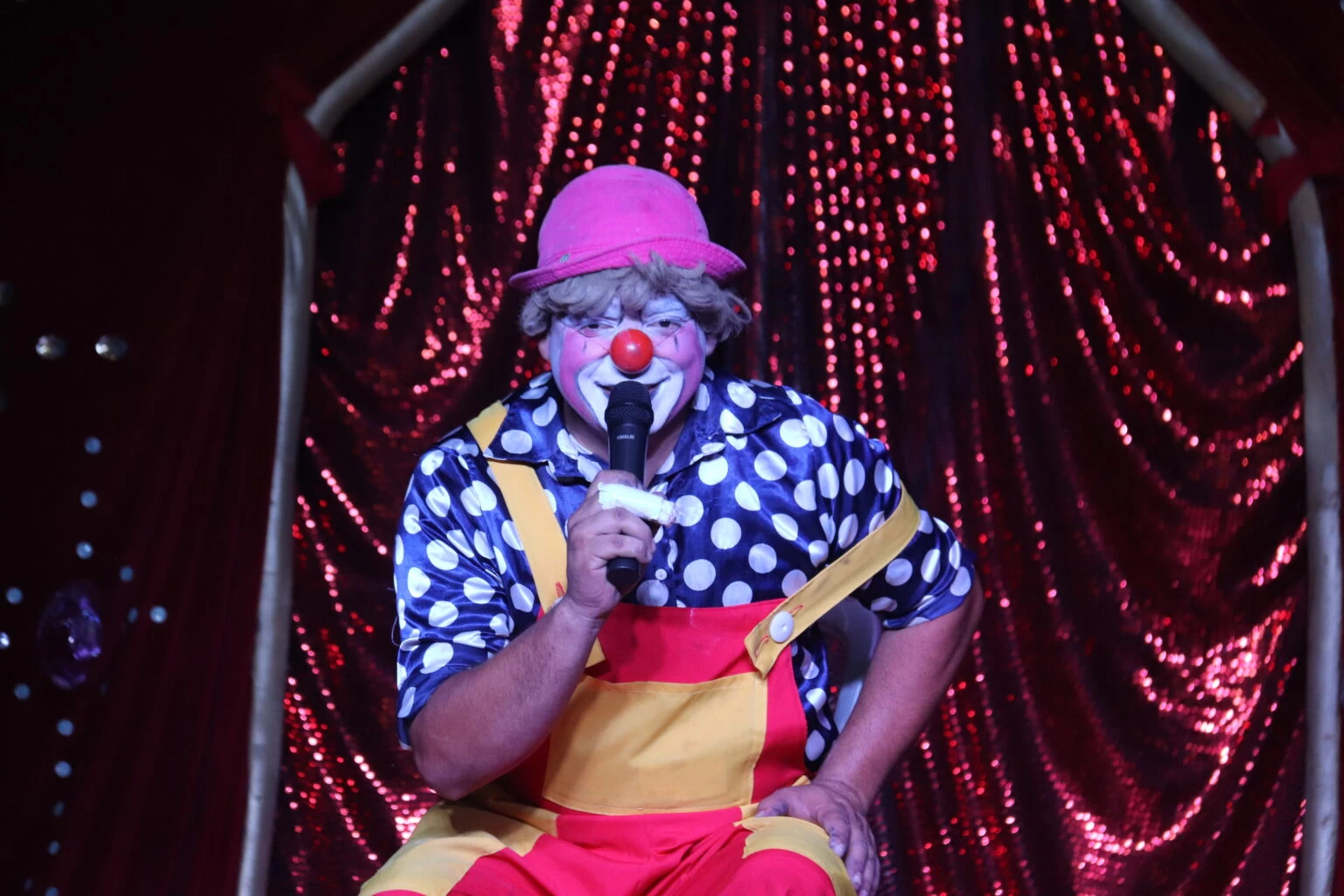 Crianças com Transtorno do Espectro Autista se divertem em sessão de circo no Paço Municipal