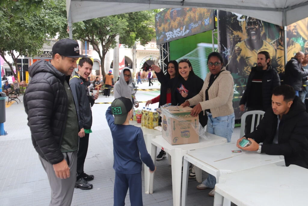 Troca solidária de figurinhas arrecada cerca de uma tonelada de alimentos