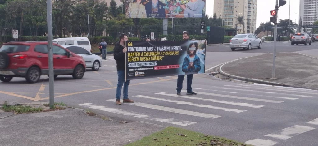 Ação de conscientização contra o trabalho infantil é realizada em cruzamento da Zona Sul de Sorocaba