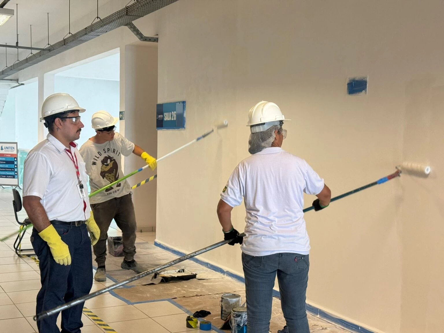 Alunos do curso de Pintura Predial realizam etapa prática nas instalações da Uniten