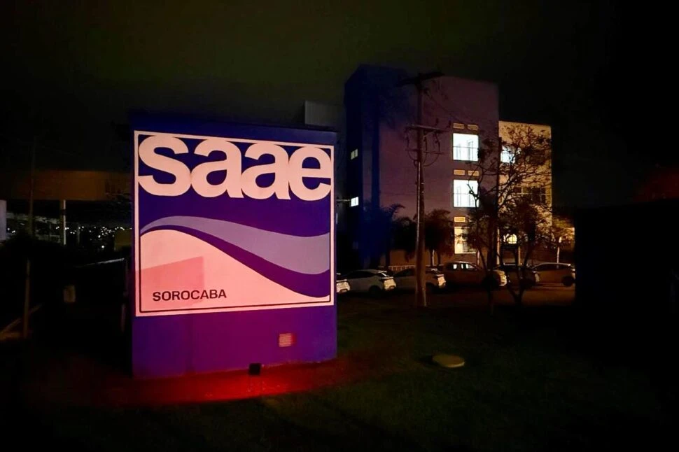 Saae/Sorocaba exibe iluminação especial em alusão ao Outubro Rosa