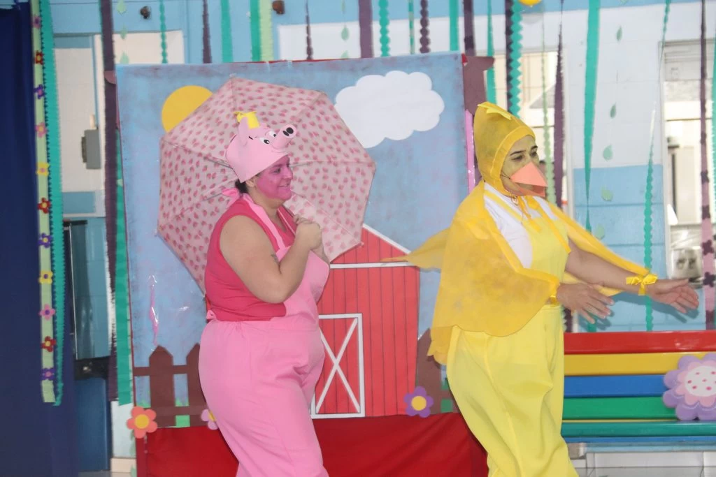 CEI-78 tem apresentação teatral infantil feita pelos auxiliares de educação para todos os alunos da unidade