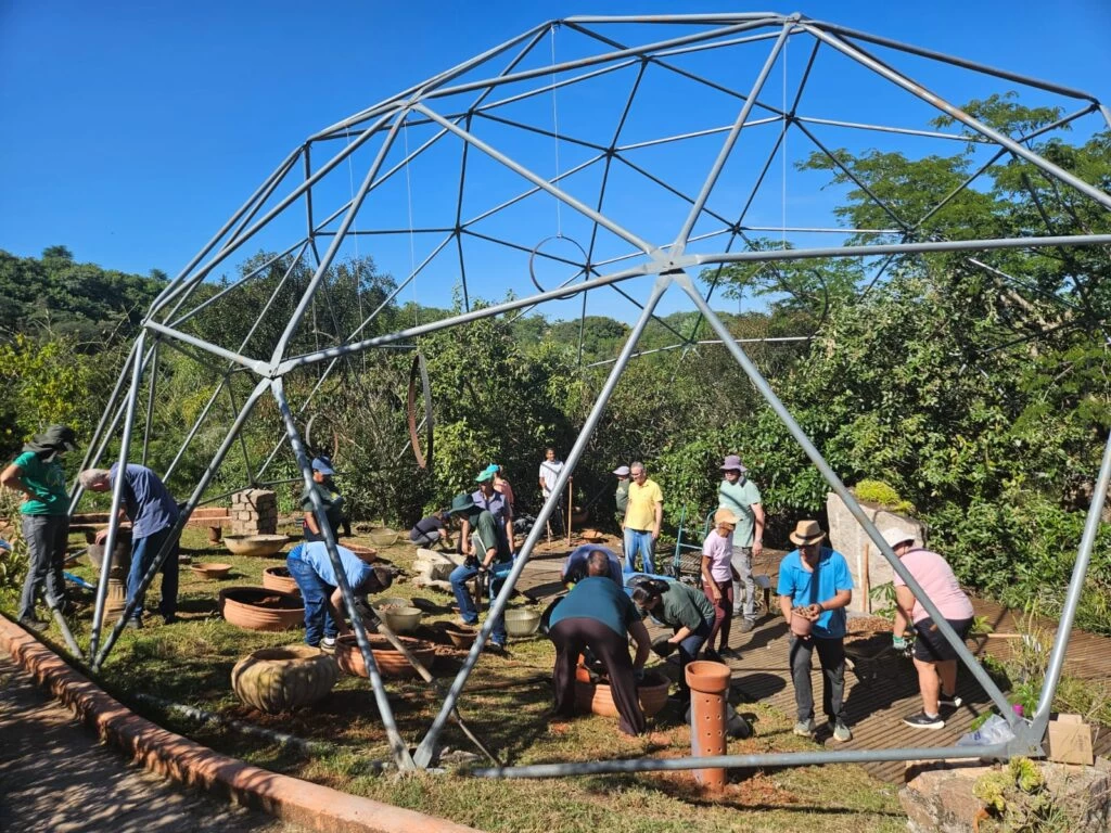 Clube de Jardinagem se dedica ao preparo do futuro jardim de plantas suculentas do Botânico de Sorocaba