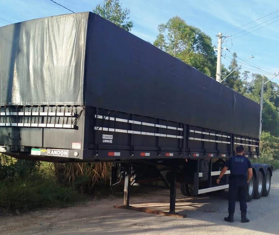 GCM localiza semirreboque com registro de roubo no bairro Genebra