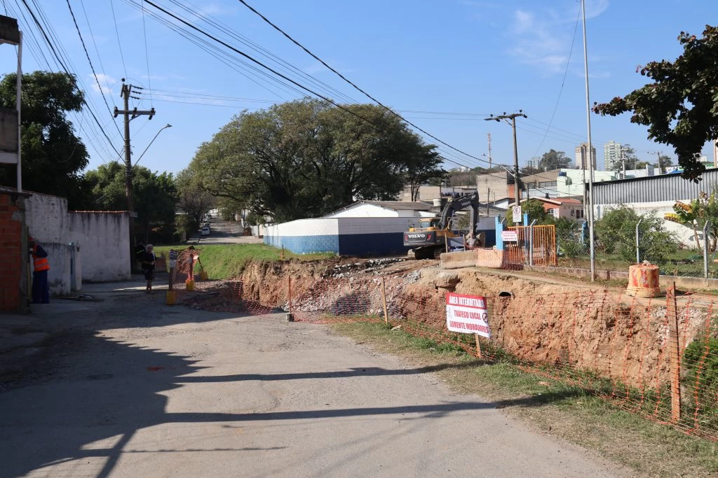 Equipe da Prefeitura acompanha obras de travessia sobre córrego na Vila Rica e Jardim Mathilde