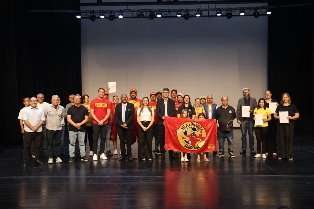 Prefeitura entrega títulos de permissão de uso de espaço público a mais de 200 contemplados