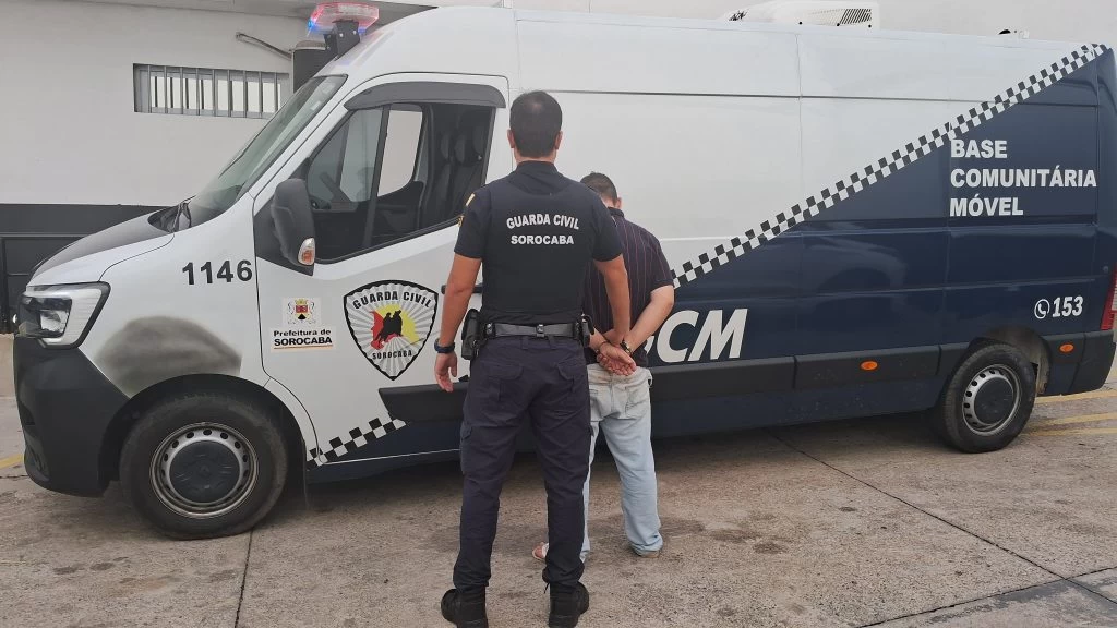 Equipe da Base Móvel da GCM detém suspeito por tráfico de drogas em praça na Vila Santana