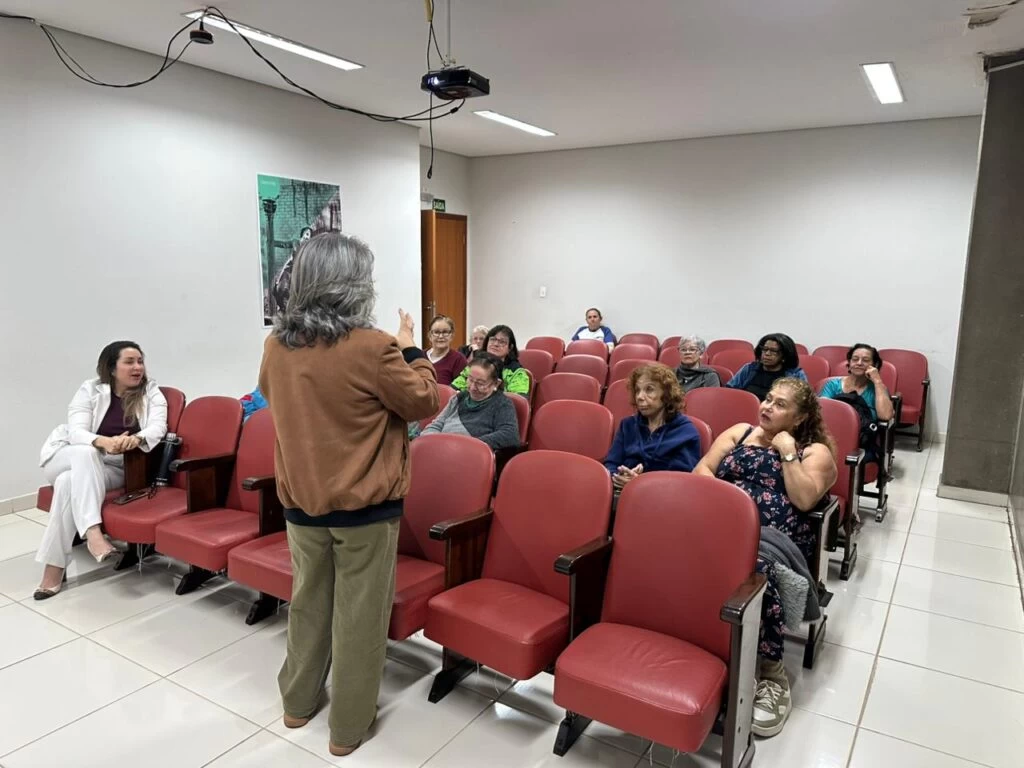 Clube do Idoso de Sorocaba tem roda de conversa em alusão ao Junho Violeta