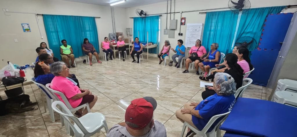Grupo da terceira idade participa de oficina de memórias e atividades físicas no Cras Nova Esperança