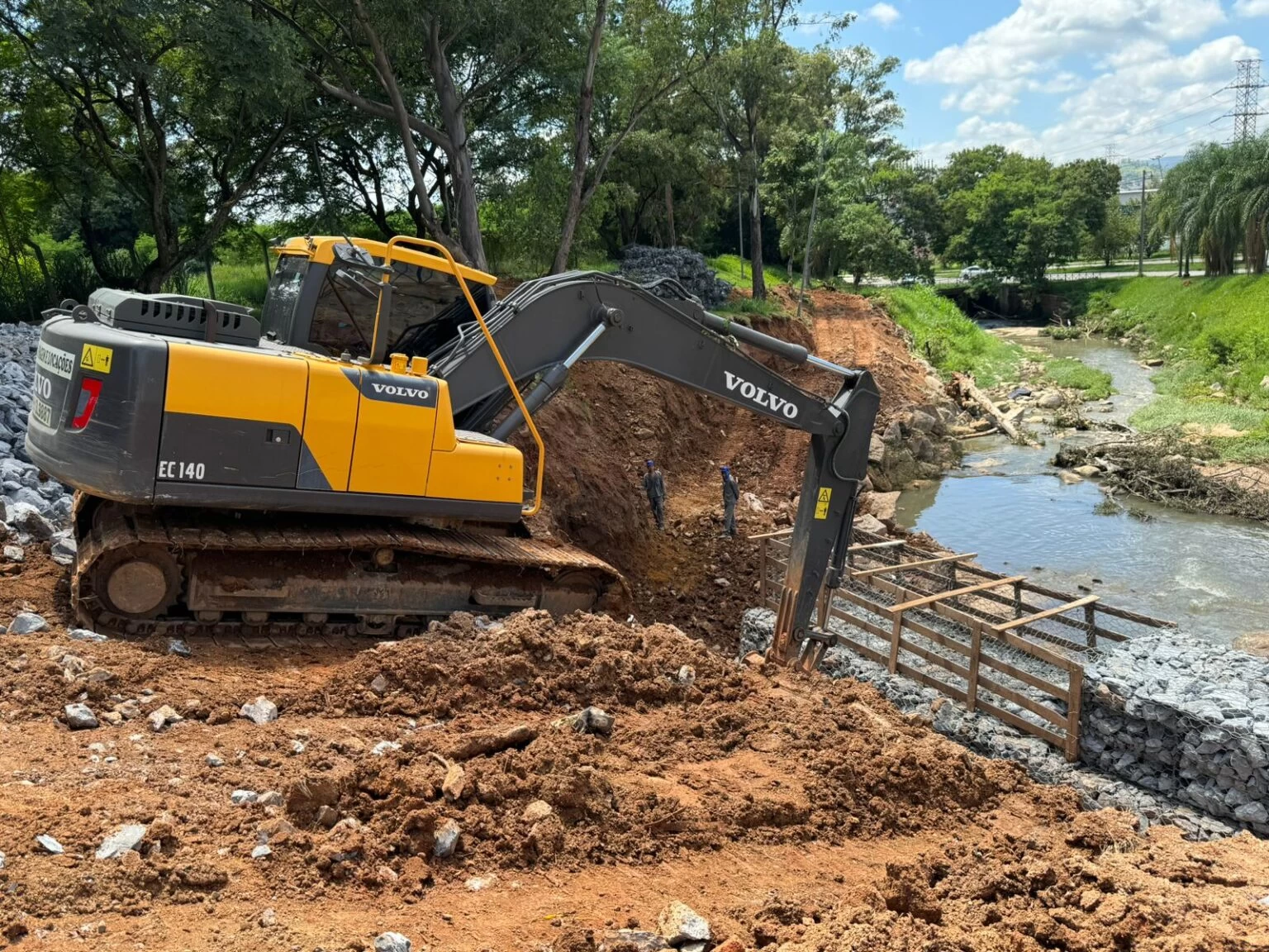 Saae/Sorocaba implanta muro de arrimo em córrego na Zona Sul