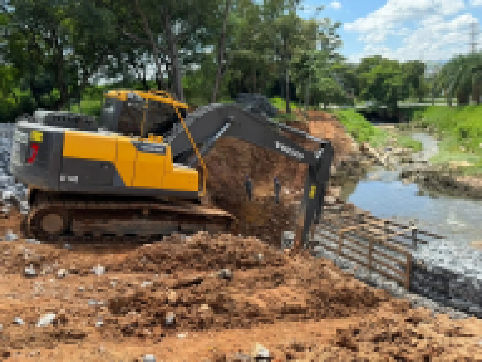 Saae/Sorocaba implanta muro de arrimo em córrego na Zona Sul