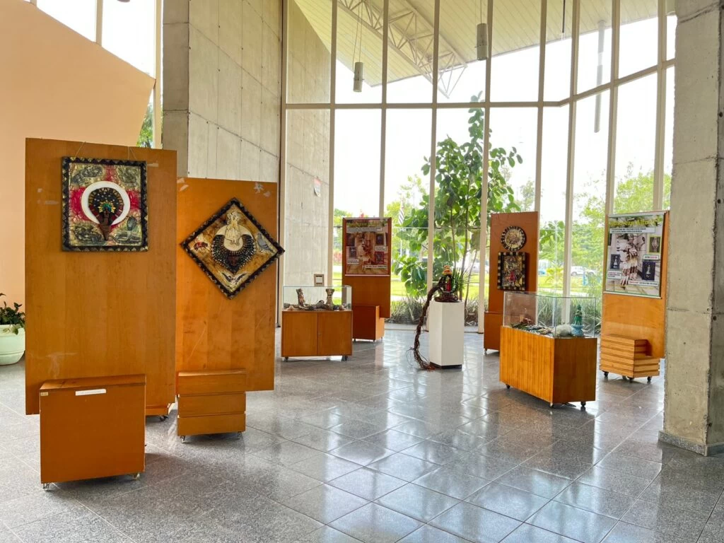 Exposições “Natureza Altar” e “Alinhando com magia” podem ser conferidas na Biblioteca Municipal até o dia 30 de abril