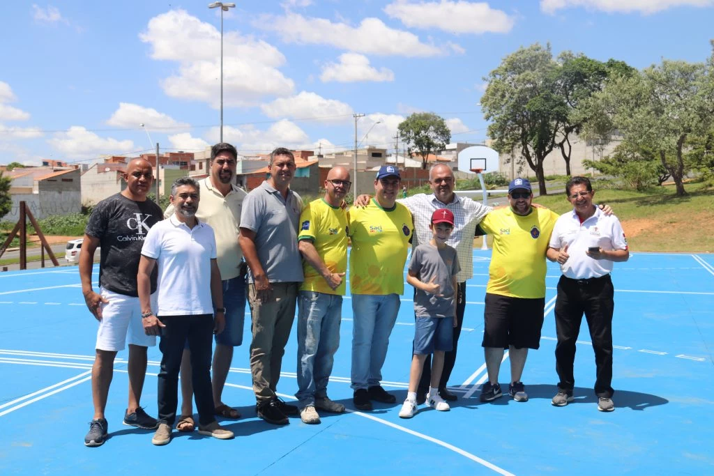 Prefeitura de Sorocaba entrega pintura personalizada da quadra esportiva no Parque São Bento