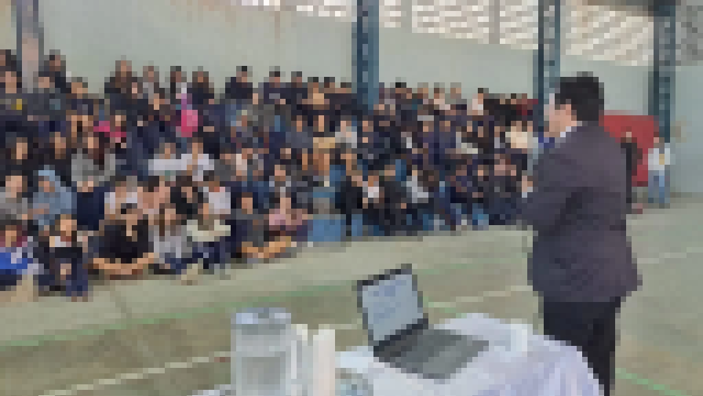Cerca de 350 estudantes da E.M. “Achilles de Almeida” conferem palestra sobre bullying e cyberbullying