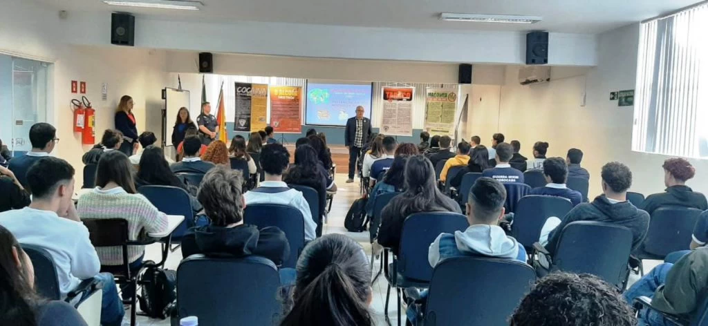 “Patrulha Legal” da Prefeitura de Sorocaba e Guarda Civil Municipal orienta jovens sobre como ficar longe das drogas