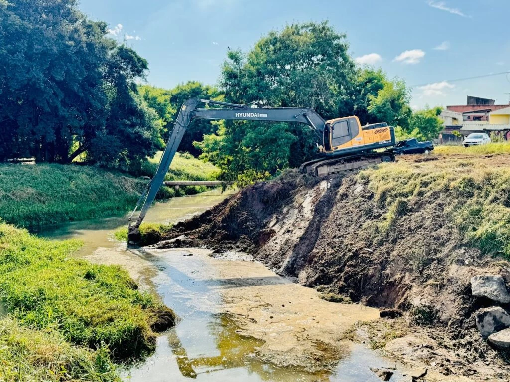 Saae/Sorocaba executa limpeza e manutenção em córrego no Jd. Santo André