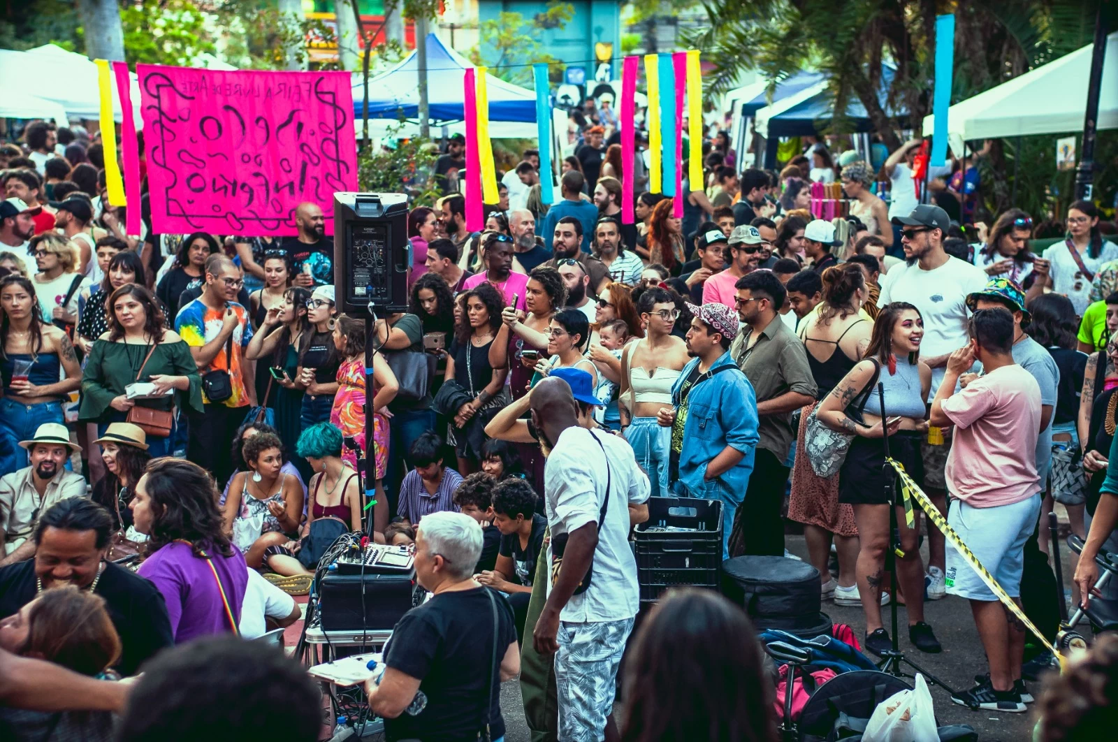 Feira Beco reúne 200 expositores e traz choro, DJs e teatro de mamulengo