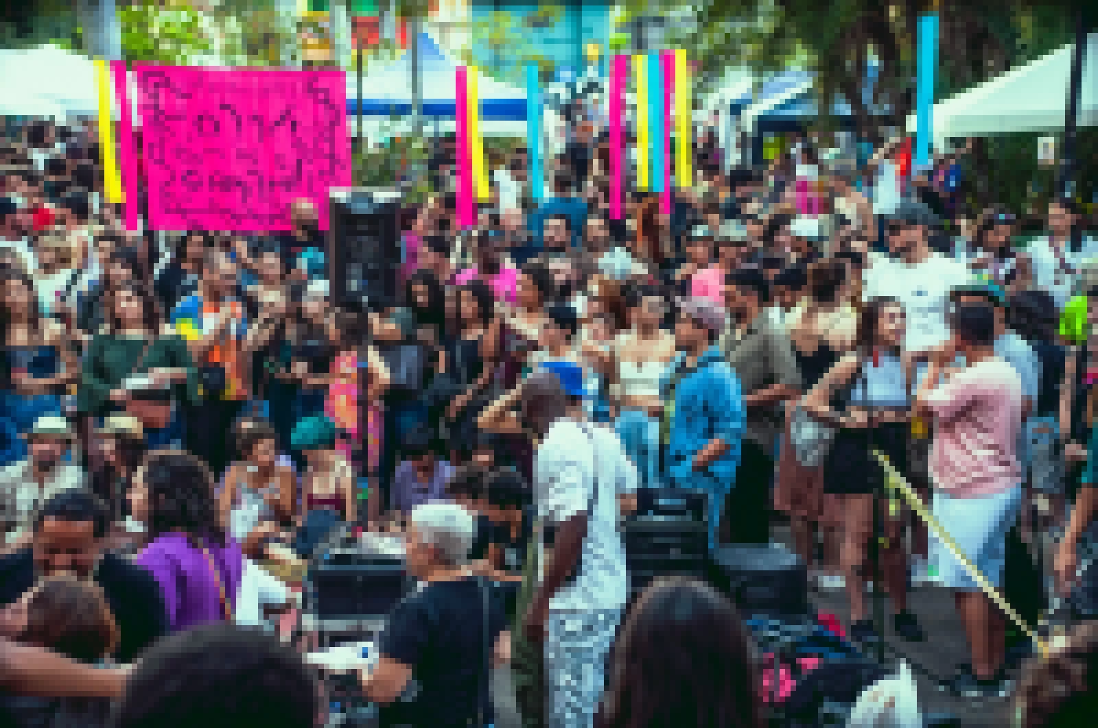 Feira Beco reúne 200 expositores e traz choro, DJs e teatro de mamulengo