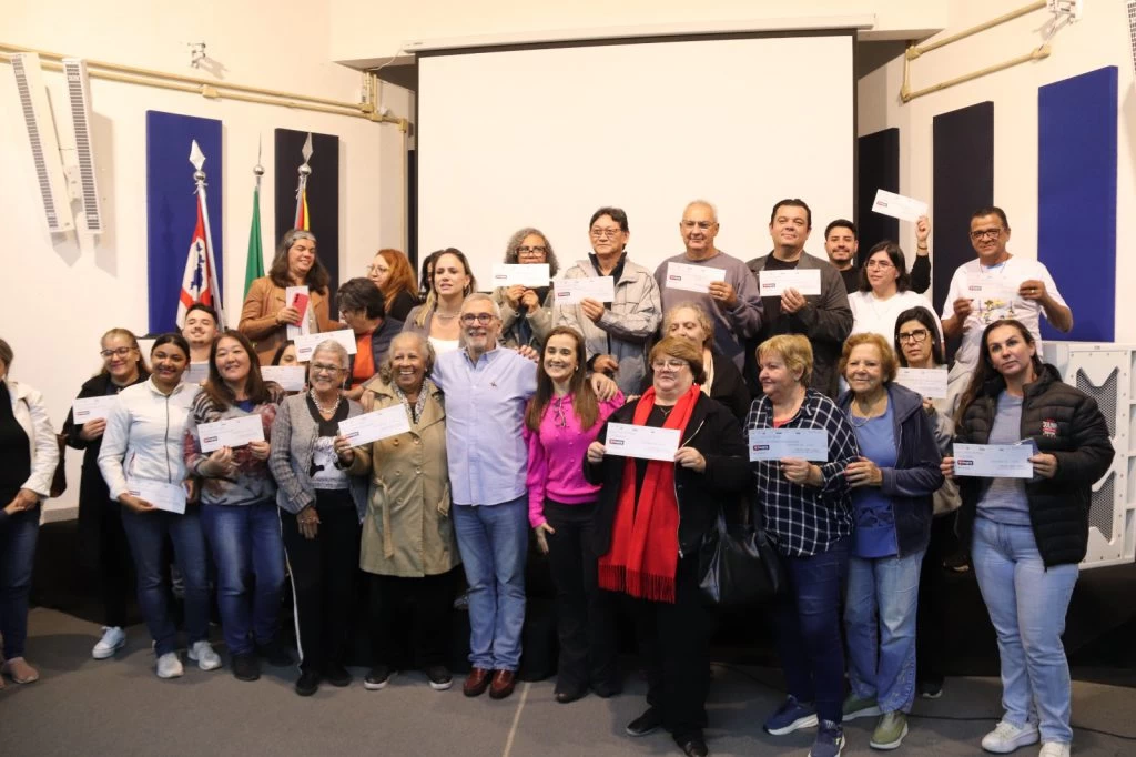 Entidades da 44ª Festa Julina Beneficente de Sorocaba recebem cheques simbólicos no valor de R$ 5 mil do Tauste Supermercados