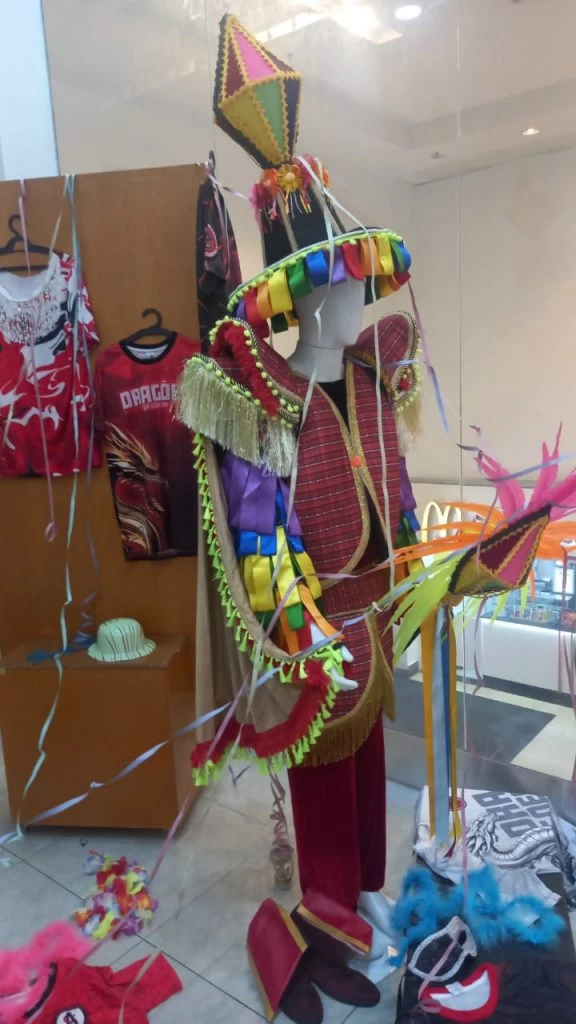 Exposição “Vitrine de carnaval: Dragões – Ritmo que incendeia” exibe fantasias no Pátio Cianê Shopping