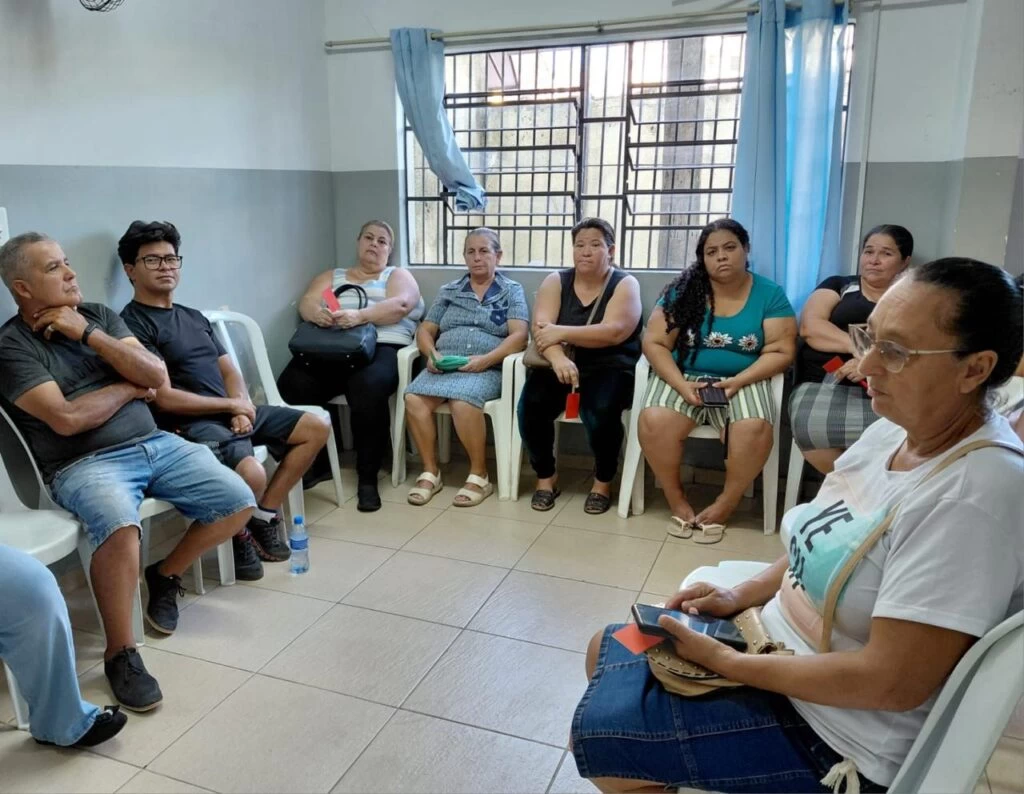 Cras Vila Helena realiza atividade da campanha Maio Laranja