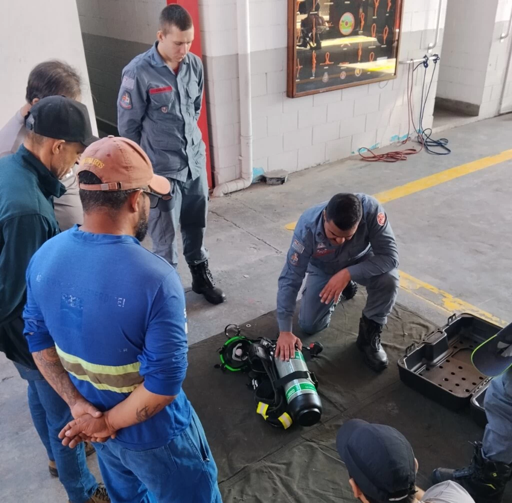Saae/Sorocaba realiza treinamento com bombeiros para uso de equipamentos de respiração