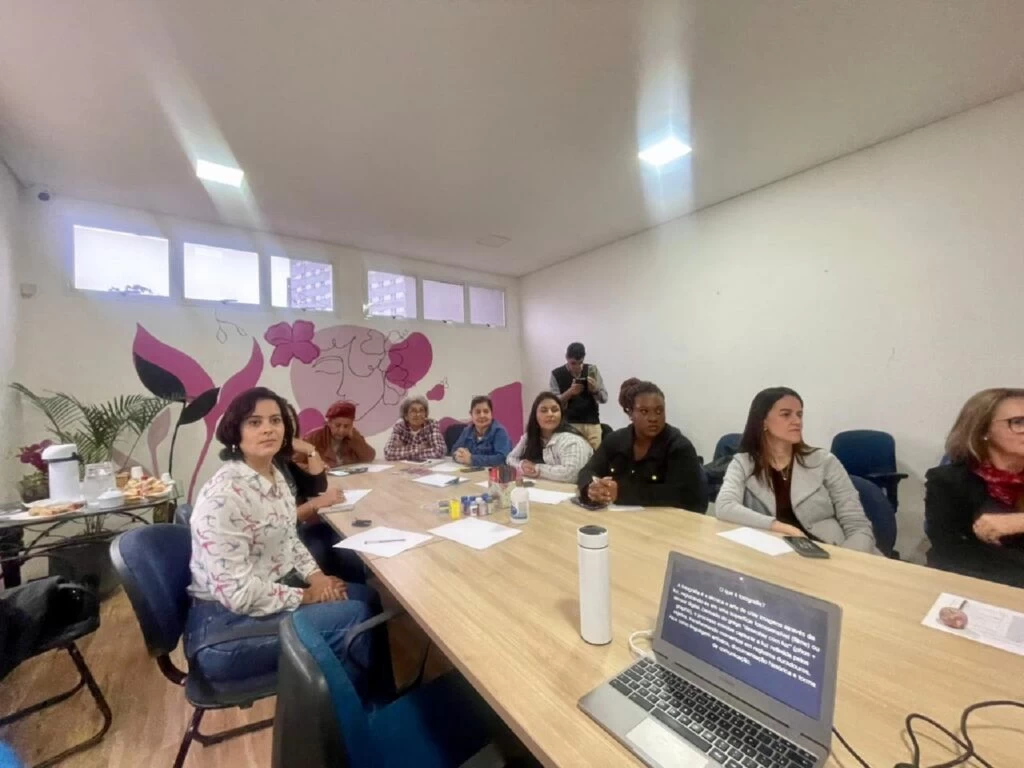 Secretaria da Mulher realiza curso gratuito de fotografia com o uso de celular dirigido a empreendedoras