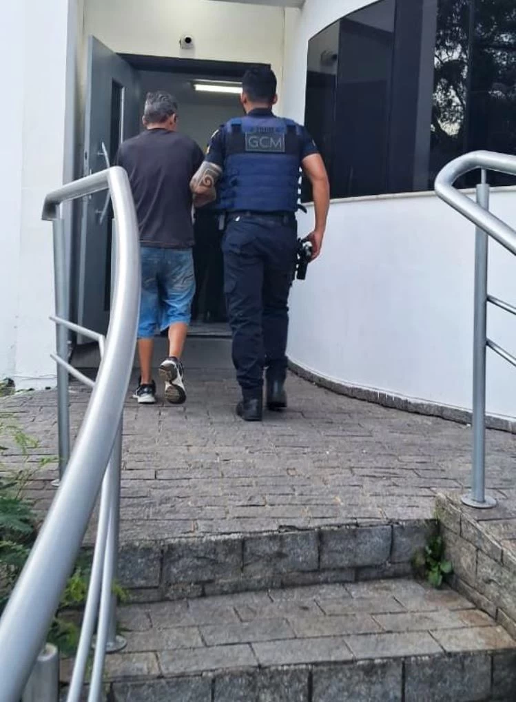 GCM detém homem por violar medida protetiva ao tentar invadir casa da ex-esposa