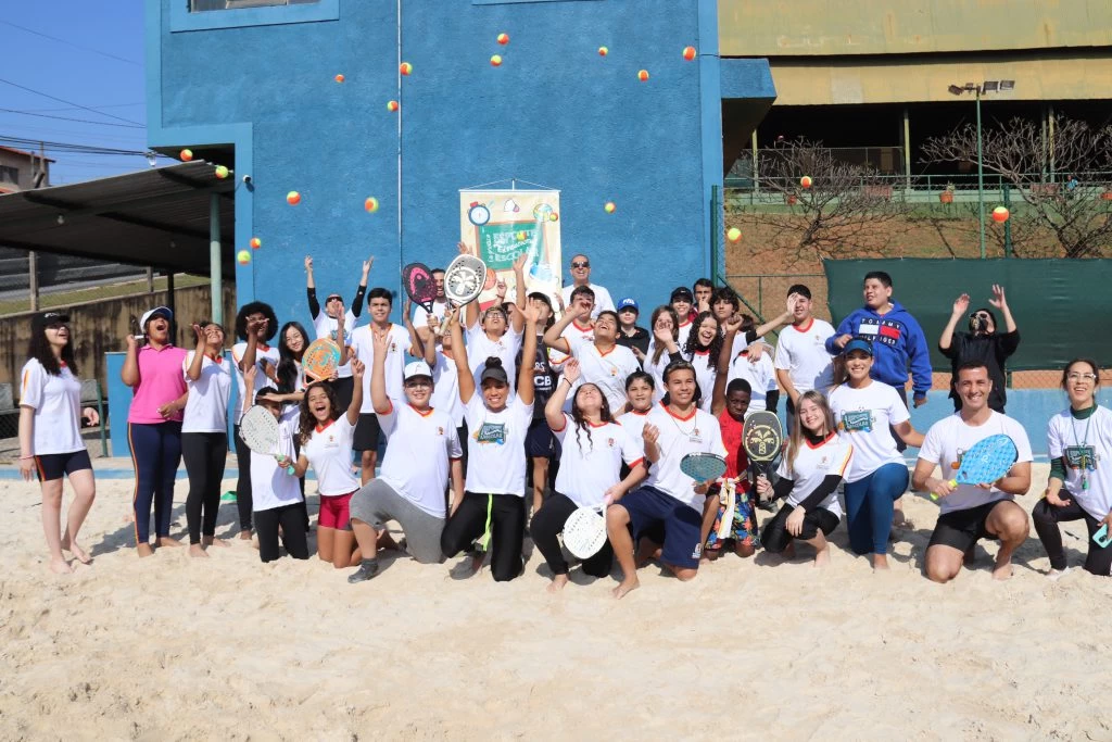 Alunos da rede municipal têm aula especial de Beach Tennis com atleta sorocabana que está entre as 100 melhores do mundo