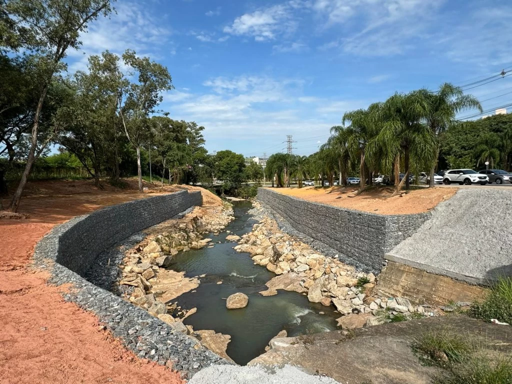 Saae/Sorocaba finaliza muro de arrimo em córrego na Zona Sul