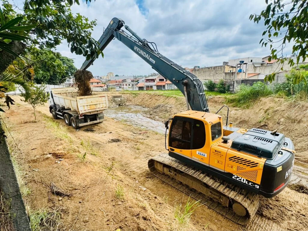 Saae/Sorocaba efetua limpeza e manutenção preventiva em bacia de contenção no bairro Barcelona