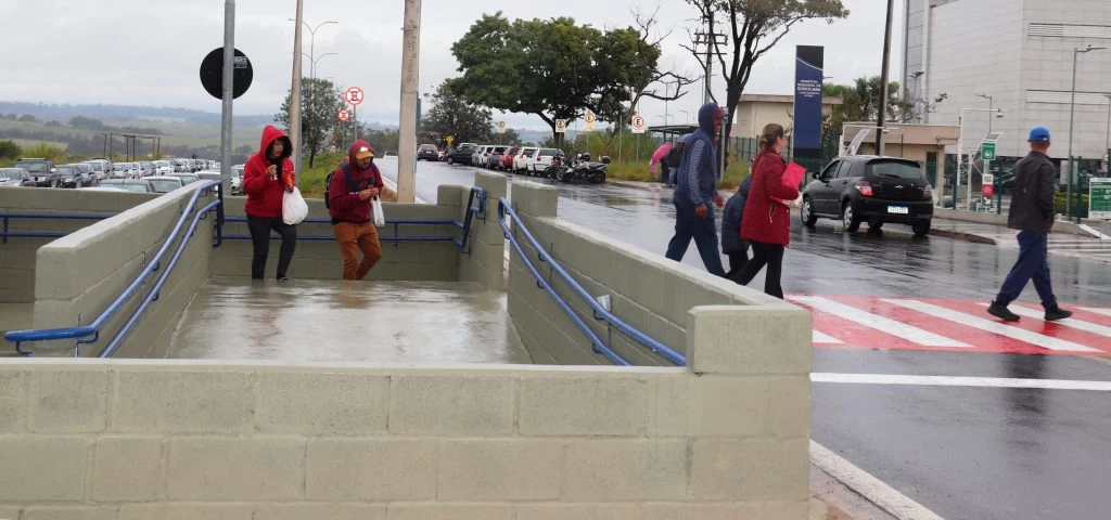 Prefeitura constrói escada e rampa de acesso para pedestres em Ipanema do Meio