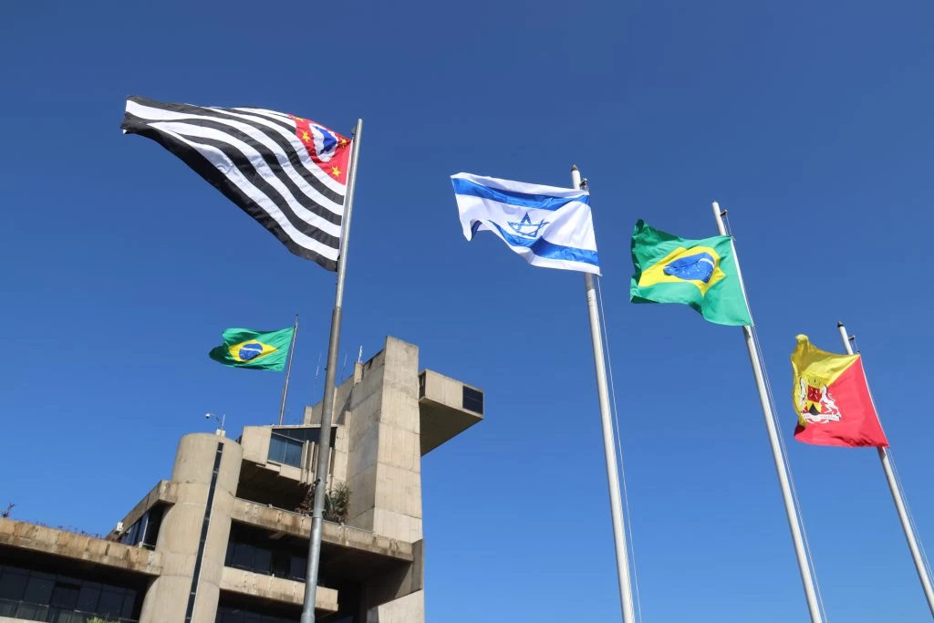 Em solidariedade às vítimas dos ataques terroristas, Prefeitura de Sorocaba hasteia bandeira e ilumina Paço Municipal com as cores de Israel