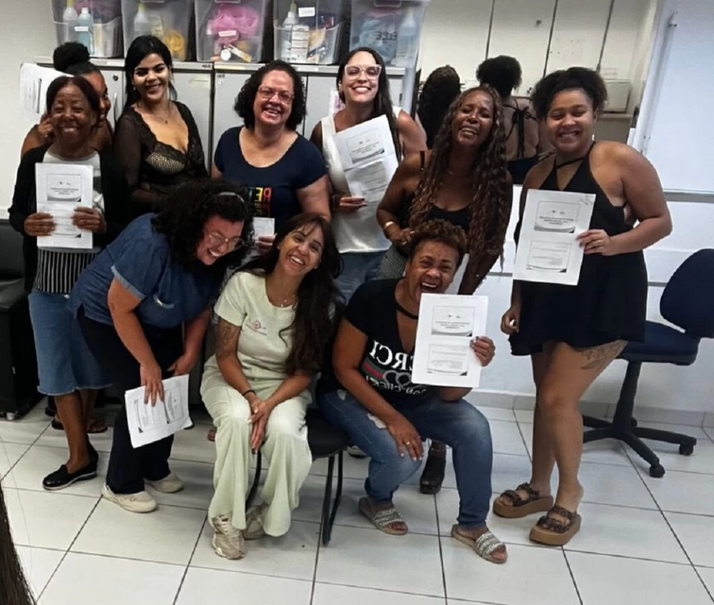 Secretaria da Mulher conclui curso de técnicas de penteados para cabelos crespos e cacheados em Sorocaba