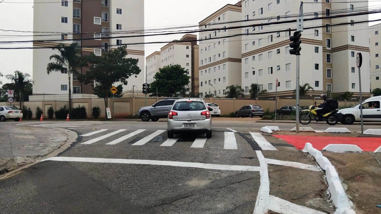 Novo conjunto de semáforos começa a funcionar no Jardim São Carlos