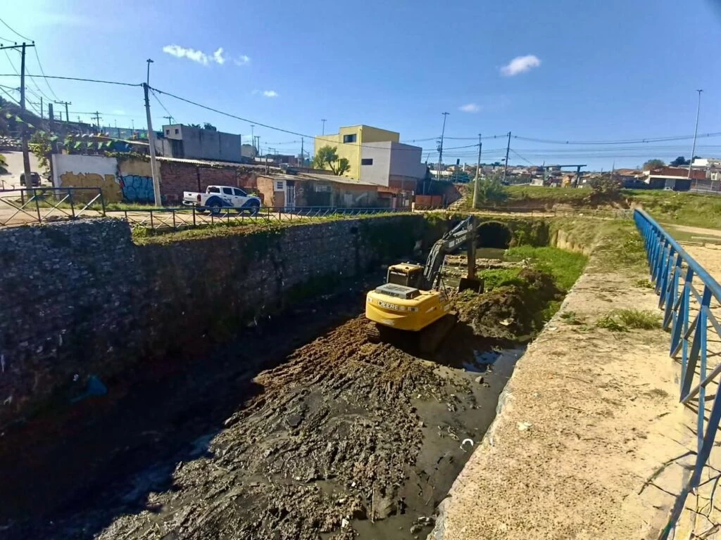 Saae/Sorocaba realiza manutenção de córrego no Jardim Aeroporto