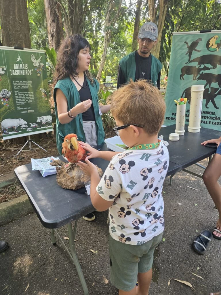 Ação do Zoológico de Sorocaba em comemoração aos animais do mês de abril teve atividades com foco na arara-vermelha e na anta