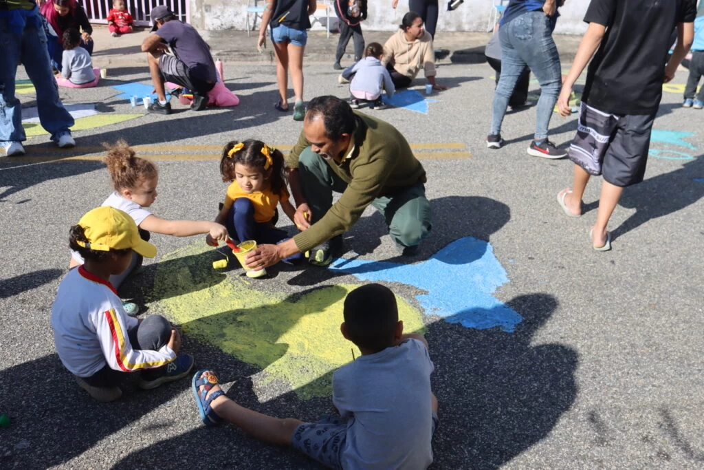 E.M. “Prof.ª Norma Justa Dall’Ara” realiza ação de pintura em via pública com o tema da Copa e envolve alunos, educadores e a comunidade