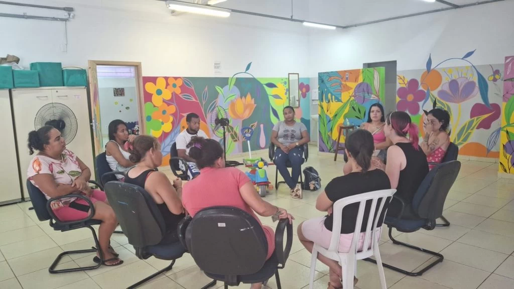 Cras Ana Paula Eleutério orienta população a respeito do programa Bolsa Família