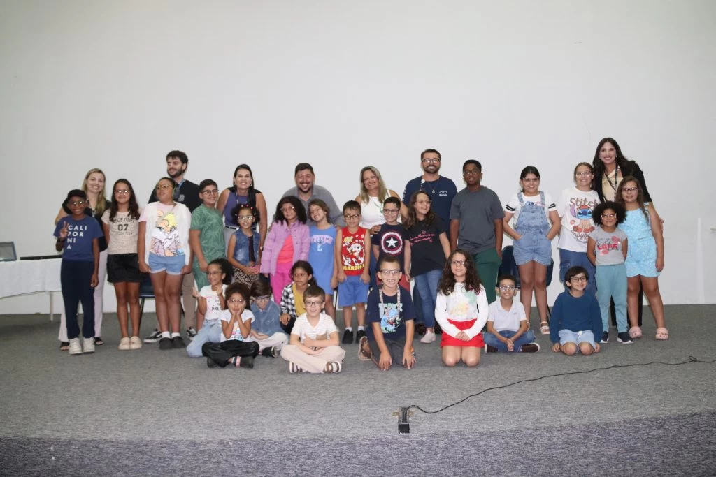 Alunos da rede municipal de ensino que passaram por exames oftalmológicos em dezembro recebem os óculos gratuitos